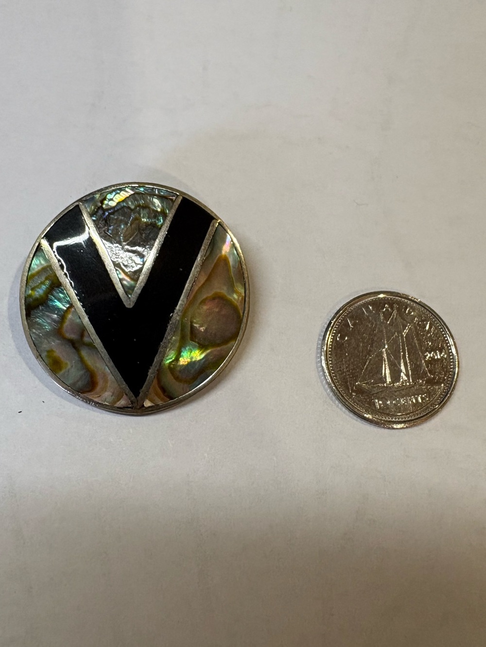 Abalone Shell V-Inlay Round Brooch - Picture 2 of 5